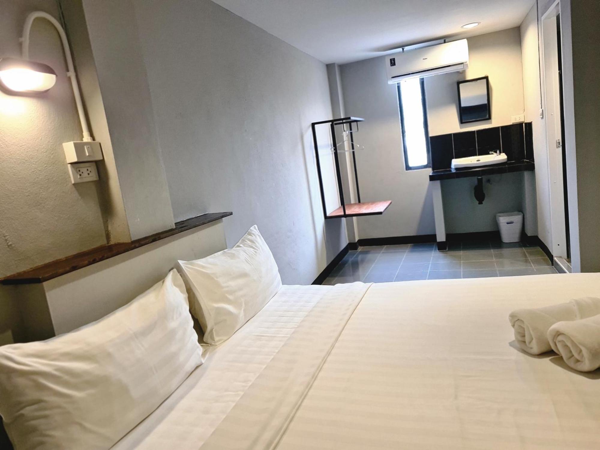 The 8 Factory Hotel Phitsanulok Buitenkant foto