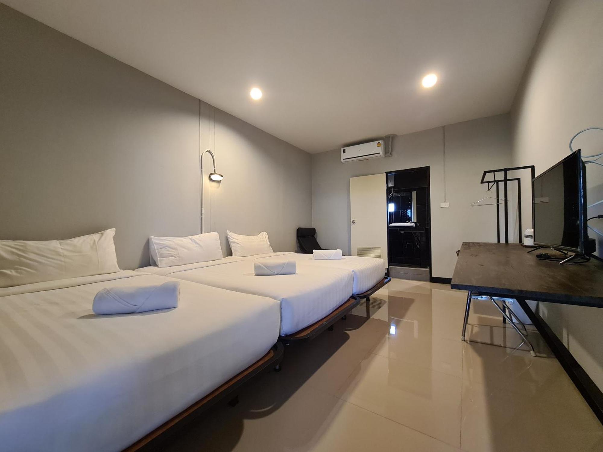 The 8 Factory Hotel Phitsanulok Buitenkant foto