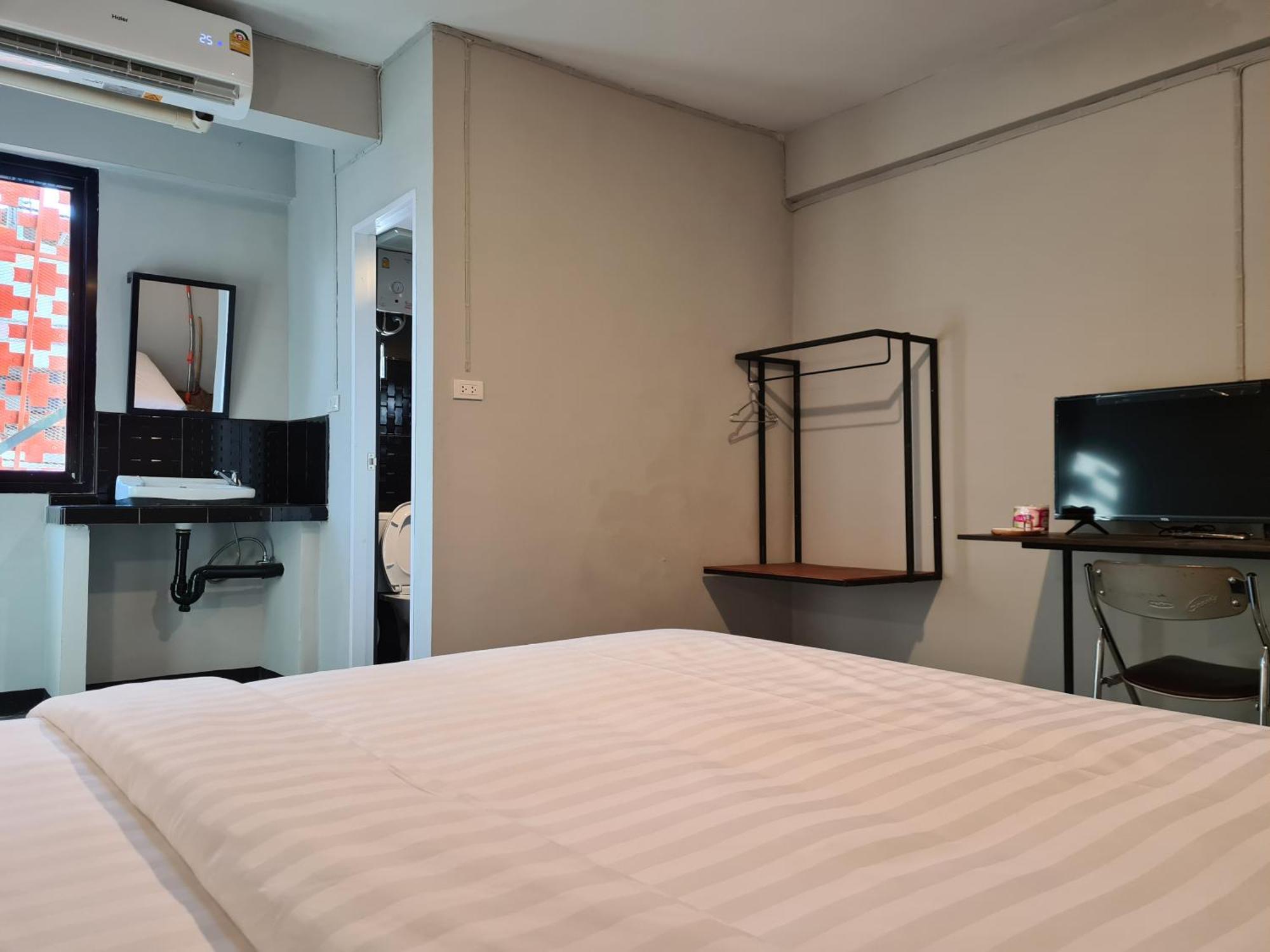 The 8 Factory Hotel Phitsanulok Buitenkant foto