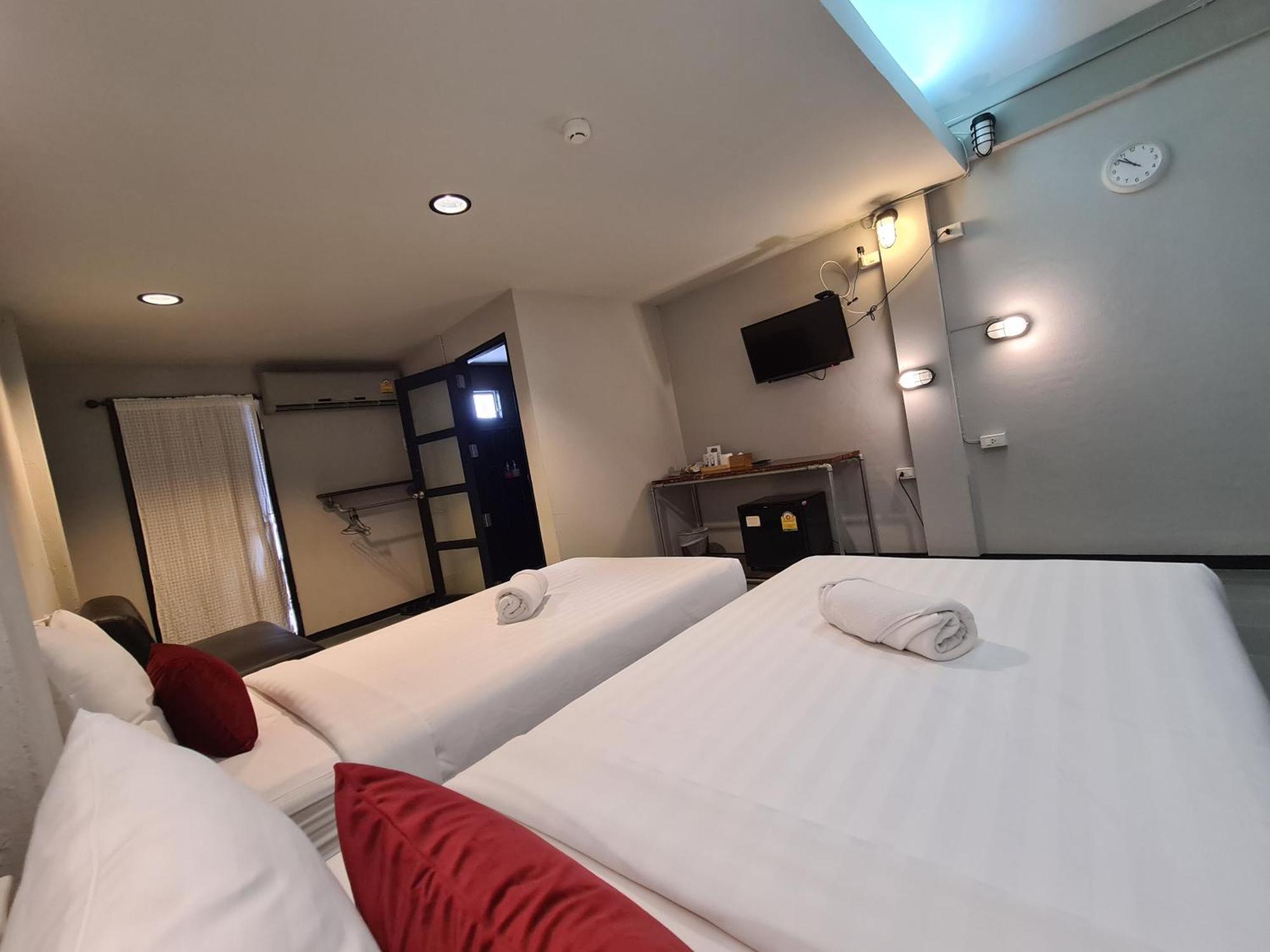 The 8 Factory Hotel Phitsanulok Buitenkant foto