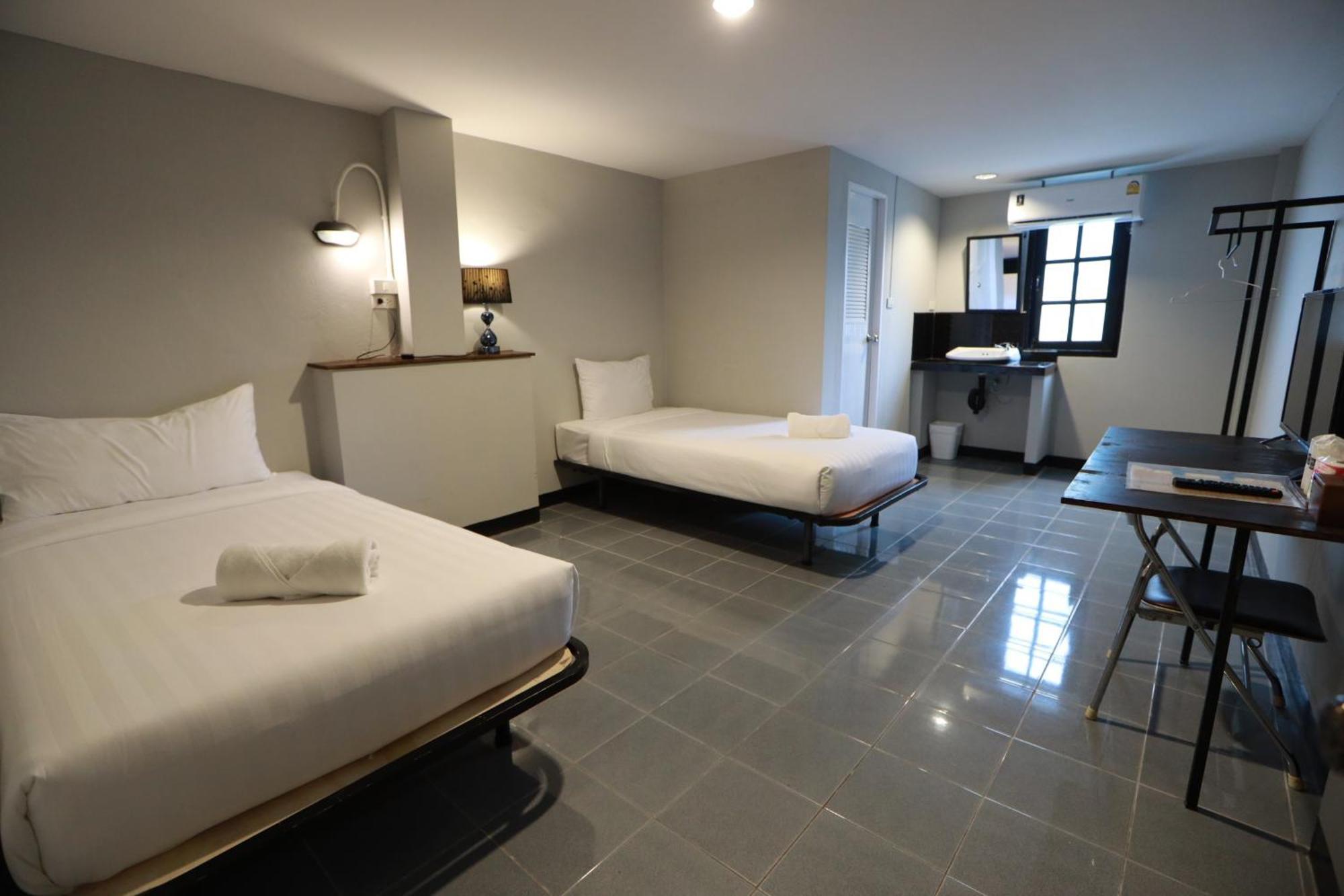 The 8 Factory Hotel Phitsanulok Buitenkant foto